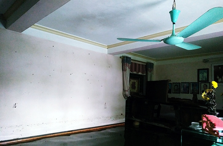 Hình ảnh người dân xã Nam Phương Tiến đang phải chung sống với nước lũ khiến ai cũng nhói lòng.