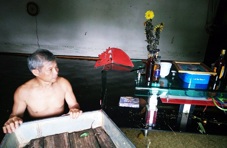 Ghi nhận tại gia đình ông Trần Như Chân (69 tuổi, ở thôn Hạnh Bồ, xã Nam Phương Tiến), toàn bộ tầng 1 của ngôi nhà ngập sâu trong nước lũ. Gia đình cho biết phải di dời tài sản, bàn thờ tổ tiên cùng với vật nuôi lên tầng hai để tránh lũ.
