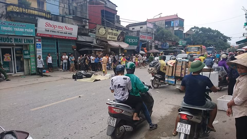 Bi xe container cuon vao gam, nguoi dan ong mac ao Grab chet tham-Hinh-2