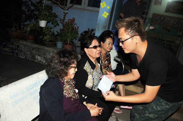 Vì anh nghĩ công khai có người tin, người không tin, quan trọng là ở cái tâm của mình.