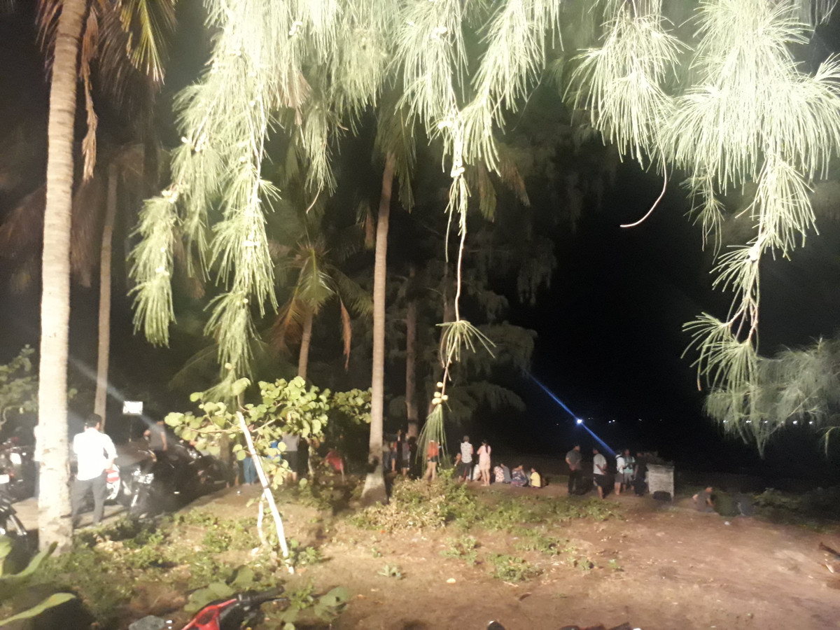 Lực lượng chức năng cùng người dân tổ chức tìm kiếm nạn nhân.