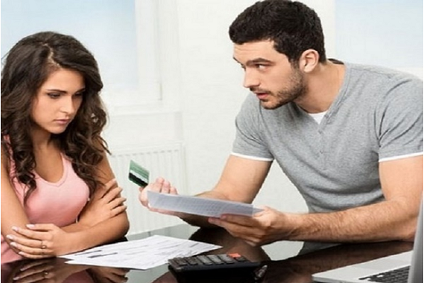 Đàn ông ra ngoài rất hào hiệp nhưng về nhà bủn xỉn, phụ bạc vợ con. (Ảnh minh họa).