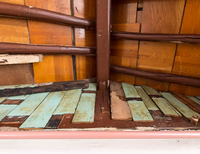 Đồ nội thất cũ, cửa sổ dán giấy và các đồ trang trí đơn giản như thổi vào bầu không khí một nét đẹp cổ xưa.