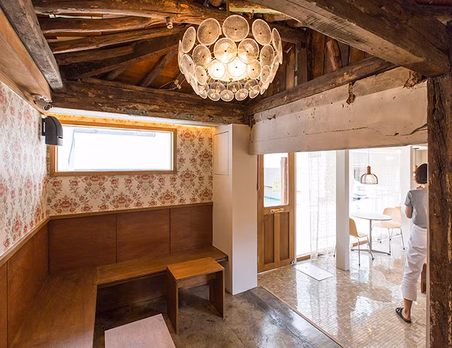 Nhiều người sống ở hanok đã rất kinh ngạc về vẻ đẹp lộng lẫy của tự nhiên xung quanh họ và viết ra những bài thơ, đăng trên các trụ cột trong nhà.