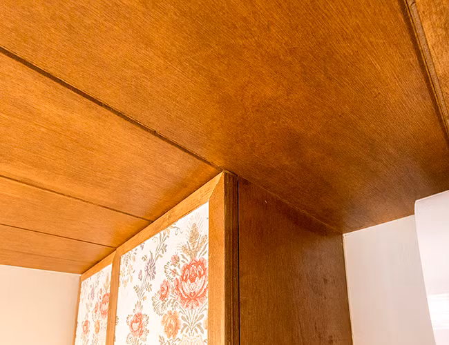 Căn nhà sử dụng màu gỗ trầm mộc mạc là chủ yếu.