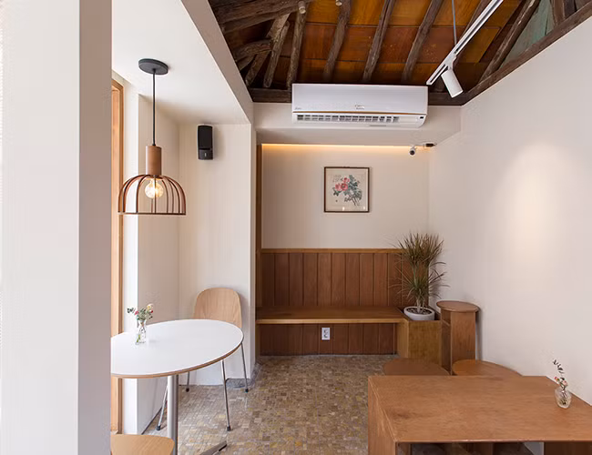 Mùi hương của gỗ trong ngôi nhà và tầm nhìn tuyệt vời hướng lên bầu trời là tài sản xa xỉ mà chỉ dành cho những người sống ở hanok.