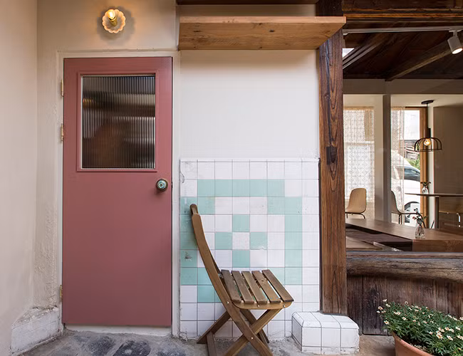 Sự kết hợp giữa màu sắc và hoa văn đậm nét khiến ngay khi mở cửa vào, bạn có cảm giác như đang đi lạc về không gian của 100 năm trước.