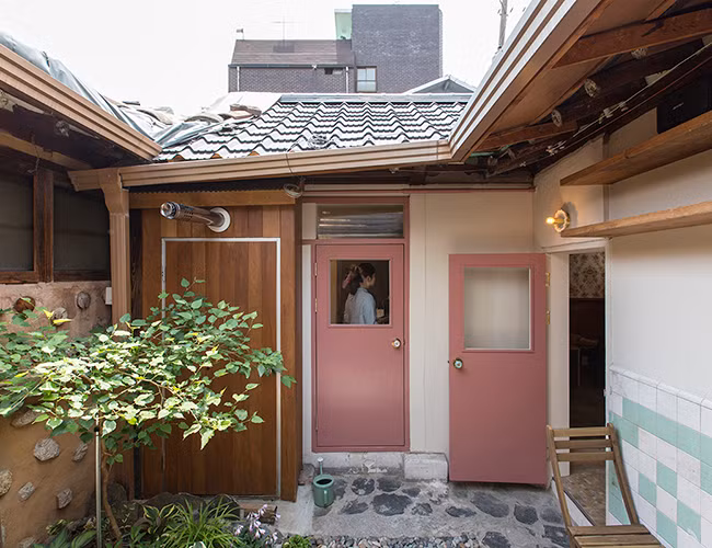 Can nha 100 nam tuoi dep nao long giua pho thi