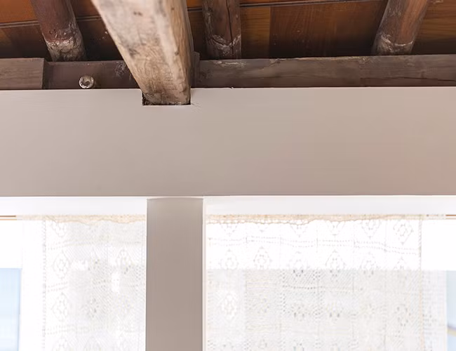 Quan điểm thiết kế hanok khác biệt so với kiến trúc phương Tây, nơi xây dựng thường được tòa nhà để nổi bật so với môi trường xung quanh. Đây có thể được xem như là một sự khác biệt tích cực trong kiến trúc Đông Á.