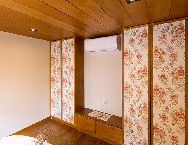 Một đặc điểm độc đáo khác của nhà hanok là sử dụng giấy truyền thống của Hàn Quốc làm từ vỏ cây dâu tằm trên mọi bề mặt phẳng trong nhà, bao gồm cả tường, cửa ra vào, trần nhà và cả sàn nhà.