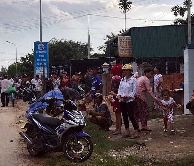 Rất đông người dân theo dõi vụ việc.