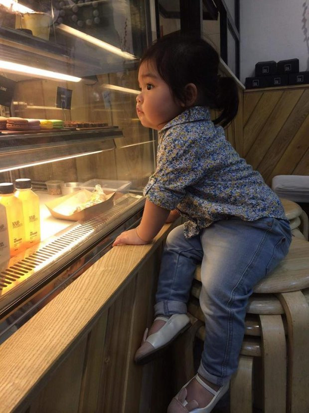 “Đây là best choice khi đi chơi với mình: Đặt lên ghế cao, mình sẽ ngồi im thật im và không bao giờ dám ho he ý định nhảy xuống”.