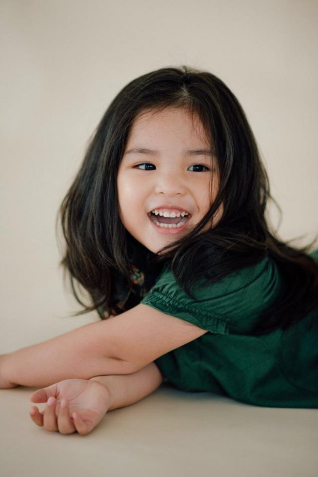 “Nhưng ai rồi cũng sẽ khác thôi, Nhóc tì đã lớn khôn và người dài ra bao nhiêu, má cũng không phúng phính như cũ, quần mặc không cần xắn nữa rồi bà con ơi “.