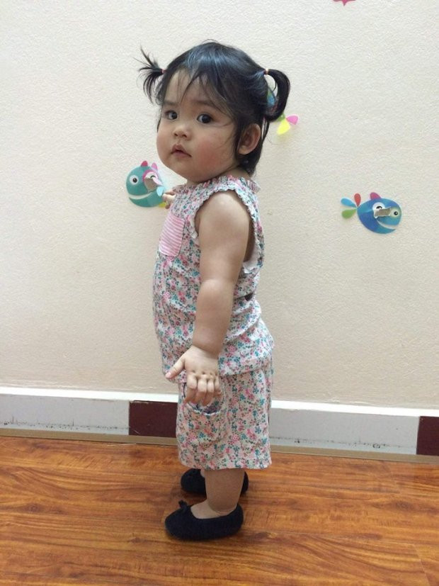 “Thấy bảo đứng nghiêng xong hóp bụng ưỡn mông nhìn người sẽ thon thả hơn?” Nhóc tì