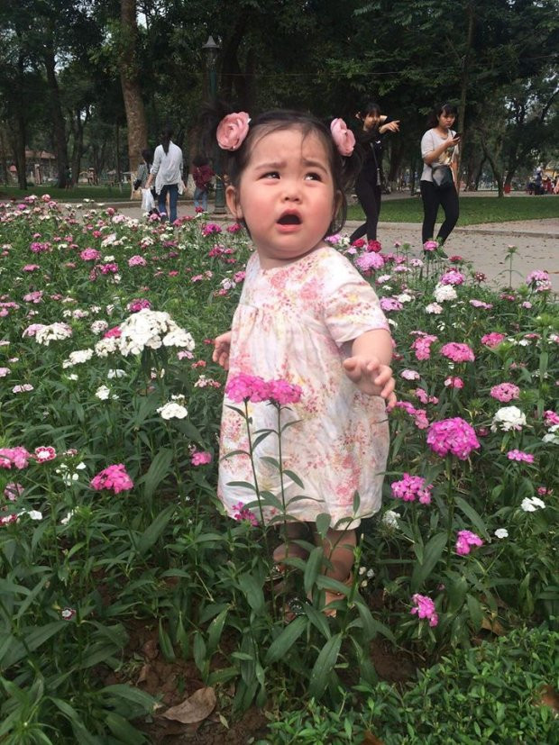 Chụp theo style cây cỏ hoa lá che hết chân Nhóc tì rùi 