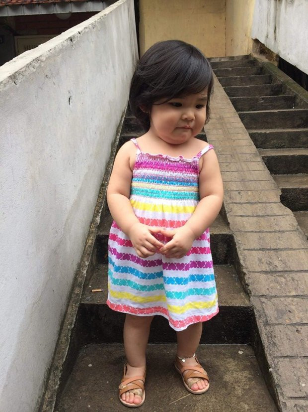 Đỉnh cao của sự buồn phiên là khi mẹ chụp mình chính diện trong một cái váy làm lộ hết khuyết điểm bắp tay to của mình. Mình buồn phát khóc!!! .