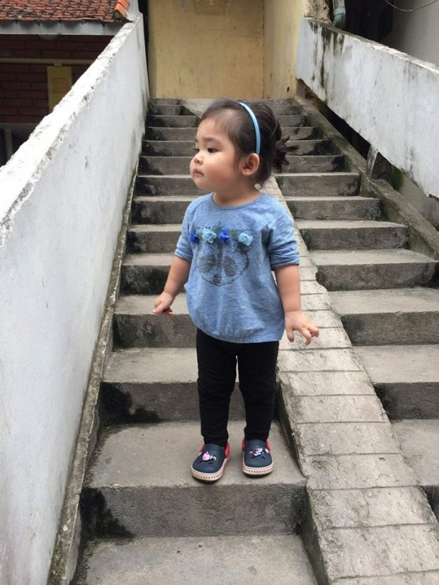 “Hơi ngẩng cổ lên cho kiêu sa, mặc quần tối màu cho chân dài ra”.