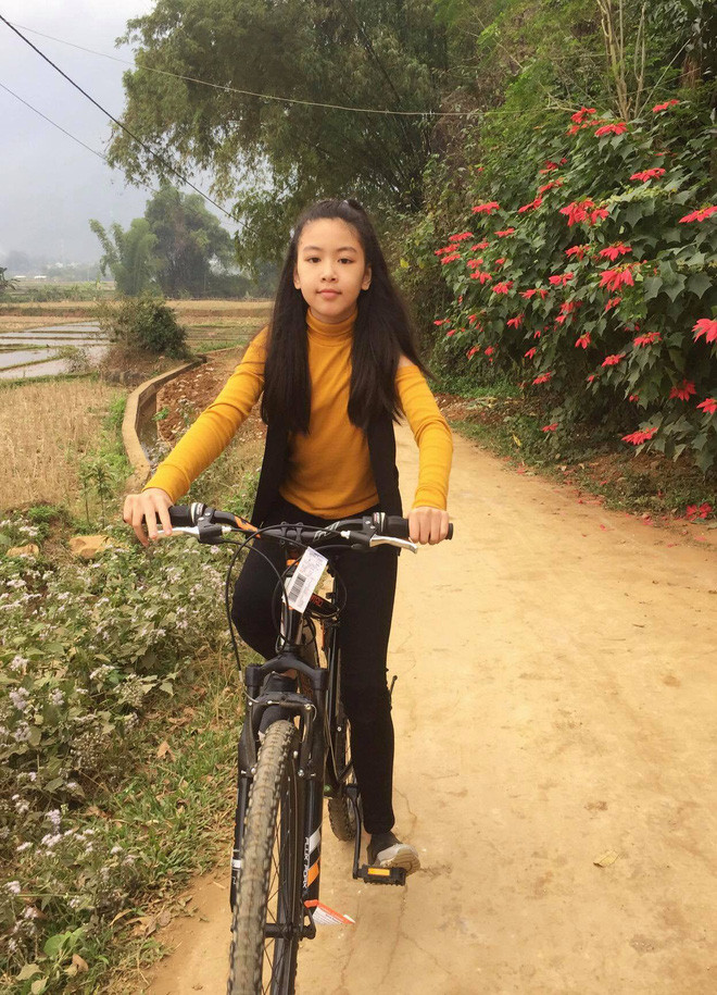 Bé Thảo Linh được bố mẹ nuôi dưỡng và dạy dỗ chu đáo, đặc biệt MC Quyền Linh rất chú trọng tới việc giáo dục con trở thành người phụ nữ nhân hậu, có trái tim ấm áp và tràn đầy yêu thương.