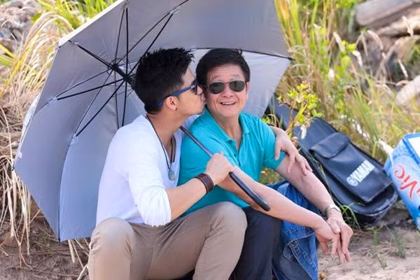 Trọng Hiếu và cha, ông từng là cầu thủ CLB Thể Công.