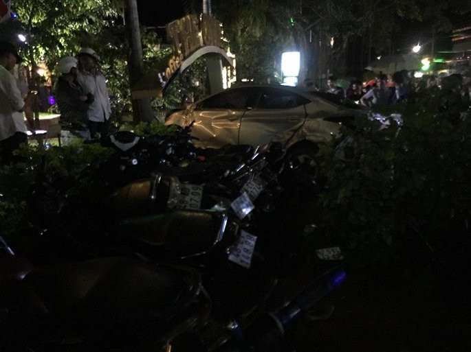 Hàng loạt xe gắn máy bị đẩy lùi trước quán cà phê The One