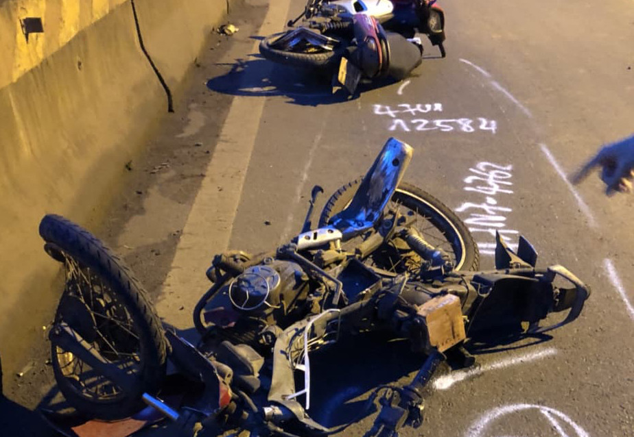 Xe máy các nạn nhân hư hỏng nặng.