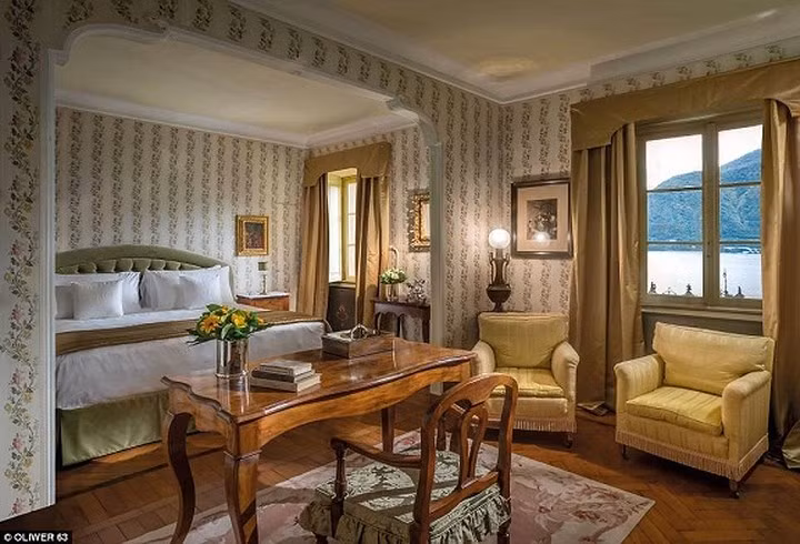 Căn biệt thự được mô tả như là một kho báu sống của đồ nội thất cổ và nghệ thuật ban đầu của họa sĩ Renaissance. Khách lưu trú tại khách sạn sẽ có một quản gia chuyên dụng và một đầu bếp riêng để phục vụ cho mọi ý thích của mình.