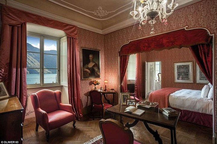 Các phòng ngủ trong biệt thự được trang trí lộng lẫy bao gồm cả phòng ngủ có đèn chùm và kiểu trang trí bằng màu đỏ sang trọng.