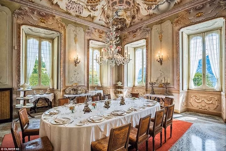 Phòng ăn sang trọng với đèn chùm pha lê treo trên bàn ăn. Tại đây, du khách có thể thưởng thức bữa tối được chế biến bởi đầu bếp riêng của mình.