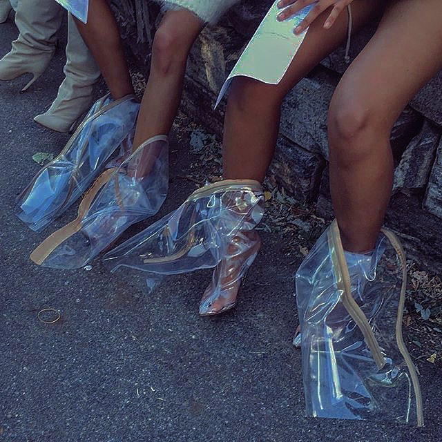 Su that dang sau nhung doi giay trong suot sanh dieu: Nong va boc mui-Hinh-3