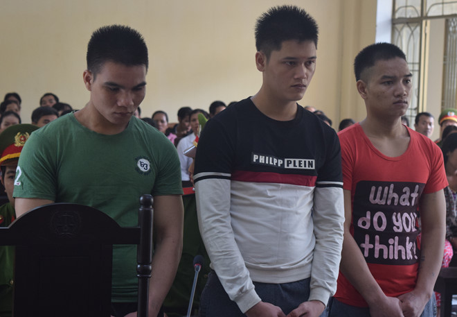 Nhóm bị cáo tại tòa.