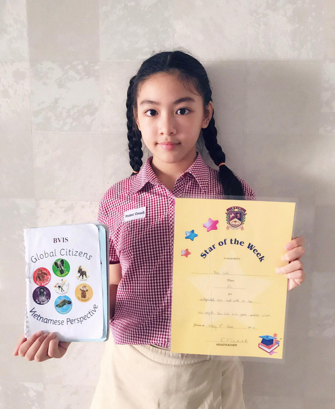 Để các con tự lập và biết làm việc nhà, vợ chồng MC Quyền Linh còn phân công hai con gấp chăn màn, tưới cây, rồi trả lương. Số tiền kiếm được hai chị em để dành riêng ra mua sách hoặc những thứ các con thích.