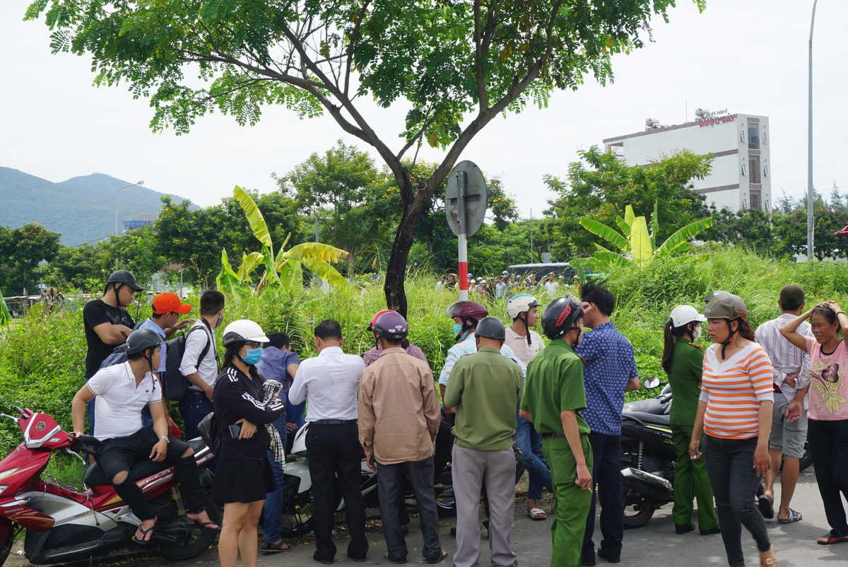 Rất đông người dân tập trung theo dõi.