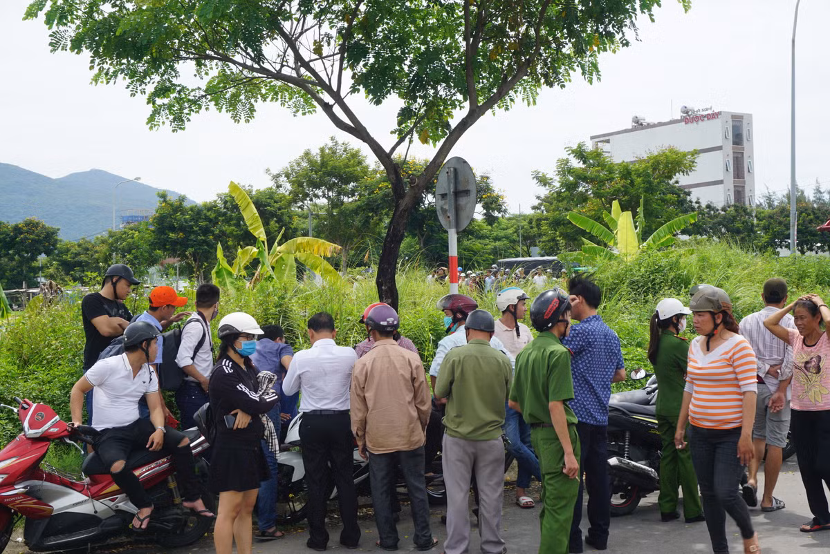 Rất đông người dân tập trung theo dõi.