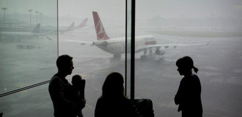 Tai sao ca gia dinh khong nen ngoi cung mot chuyen bay?