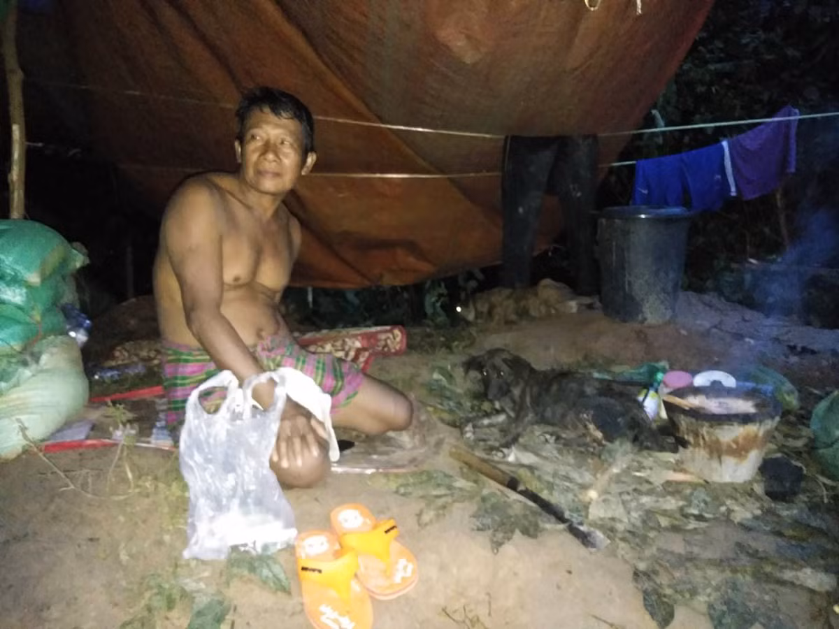 Cảnh màn trời chiếu đất đang hiện hữu với họ khi nhà cửa và tài sản bị lũ dữ cuốn trôi.