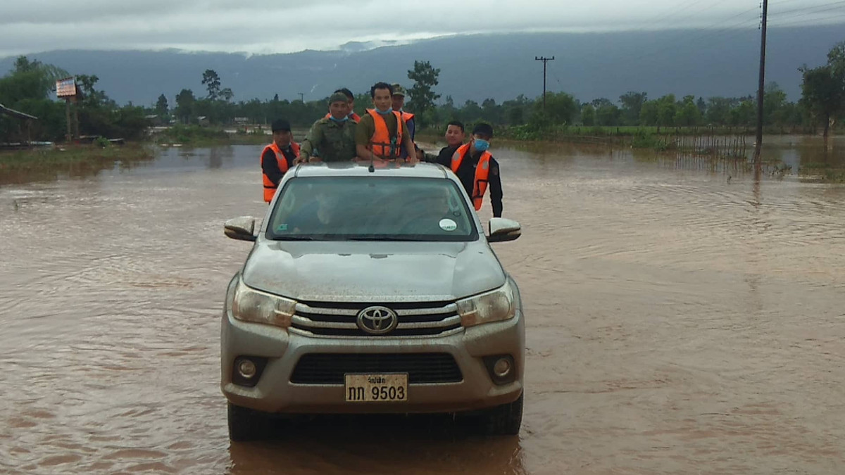 Các đoàn cứu hộ đang cố gắng tiếp cận để đưa lương thực, nước uống và thuốc y tế cho người dân.