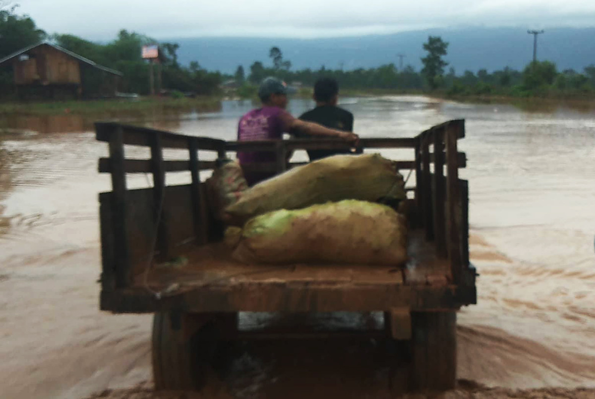 Để di chuyển người dân nơi đây phải sử dụng máy cày tự chế.