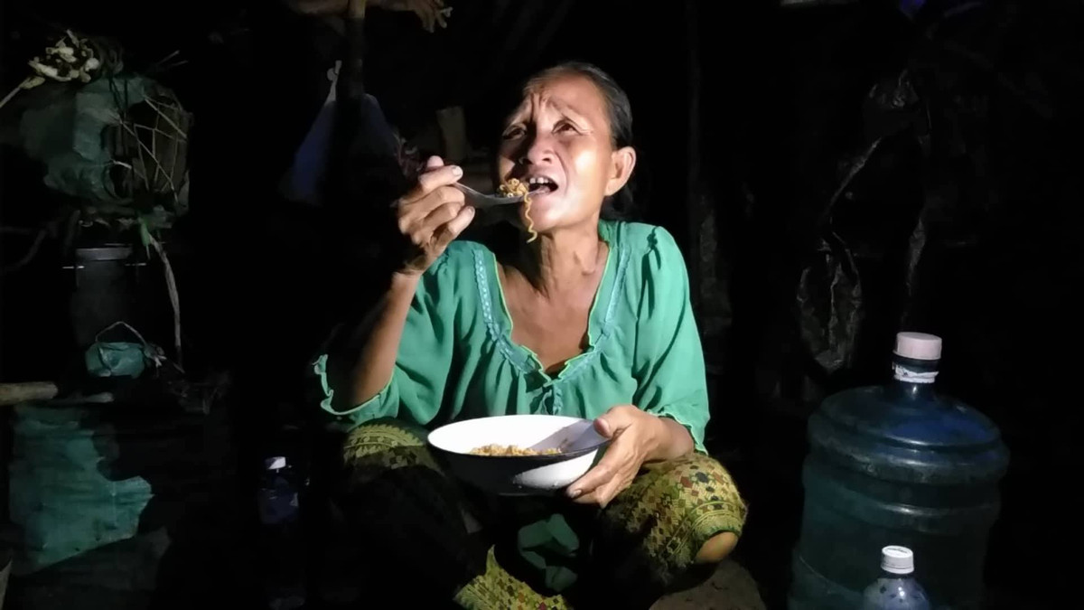 Người dân ăn mỳ tôm để cầm cố qua ngày.