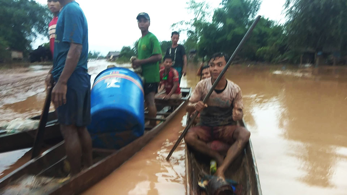 Trong khi đó nhiều người lại sử dụng thuyền để di chuyển về nhà. Những người này đã chạy lên rừng để tránh túi nước khổng lồ bất ngờ ập tới. Trong ánh mắt của họ vẫn còn đó sự thất thần. Người dân ở đây cho biết, họ đã nhịn ăn 3 ngày nay.