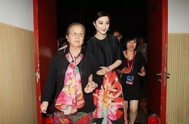 Nàng "Kim Tỏa" thân thiết khoác tay "Dung Ma Ma" sau nhiều năm hội ngộ.