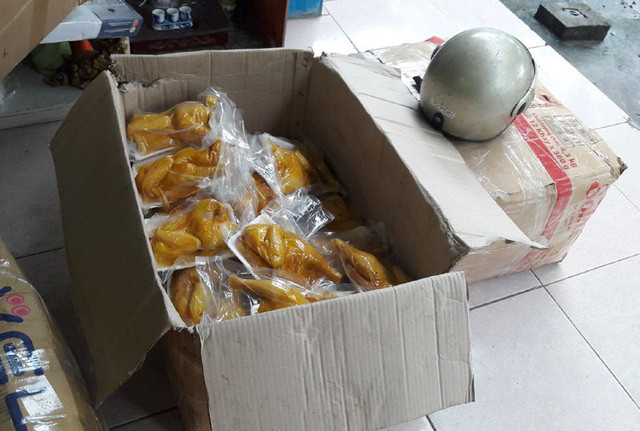 Những thùng gà đầy ắp đang được chủ hàng đóng gói để chuyển đi cho khách lấy sỉ.