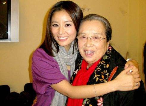 Nữ diễn viên Lâm Tâm Như và Lý Minh Khải thân thiết như mẹ con.