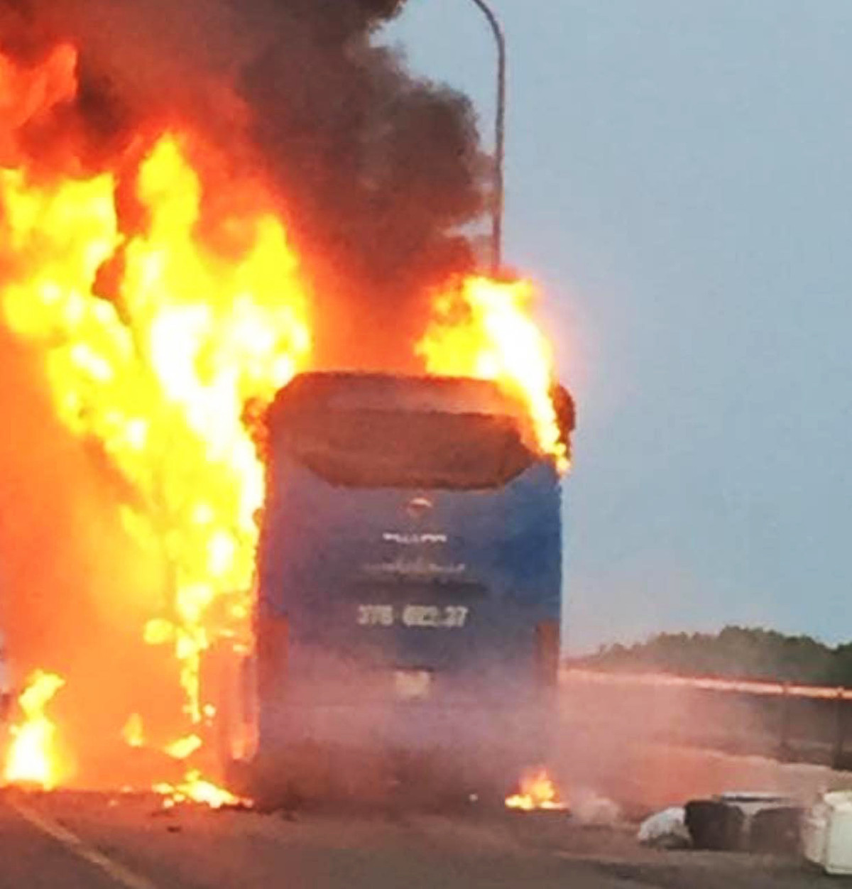 Xe khách bốc cháy dữ dội khi qua địa phận TP Huế. Ảnh: Tuấn Phan. Xe khách bốc cháy dữ dội khi qua địa phận TP Huế. Ảnh: Tuấn Phan.