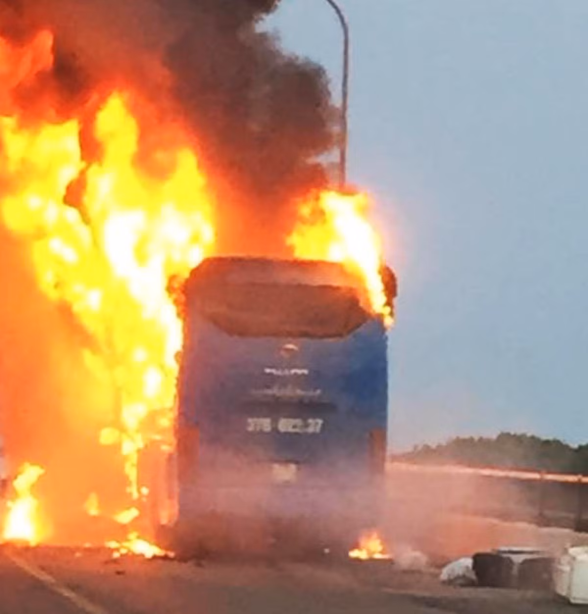 Xe khách bốc cháy dữ dội khi qua địa phận TP Huế. Ảnh: Tuấn Phan.