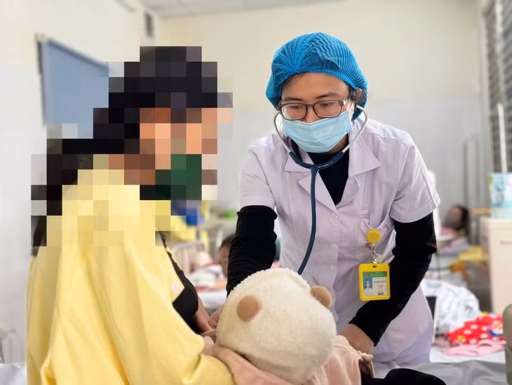 Nhiều bệnh nhi bị sởi biến chứng suy hô hấp cấp nặng Nhieu benh nhi bi soi bien chung suy ho hap cap nang