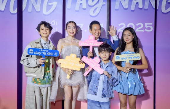 Lat mat 8: Vong tay nang dat ky luc luong ve ban truoc-Hinh-2