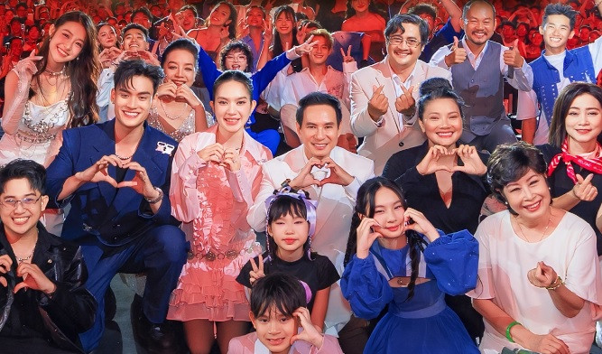 Lat mat 8: Vong tay nang dat ky luc luong ve ban truoc