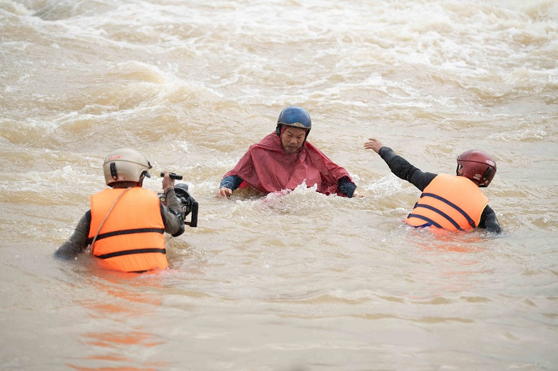 Ly Hai tiet lo hau truong canh quay sinh tu trong “Lat mat 8”-Hinh-4