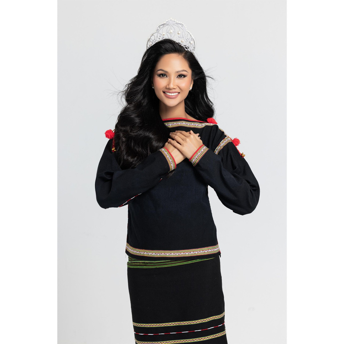 H'Hen Niê sinh năm 1992 tại Đắk Lắk. Cô đăng quang Hoa hậu Hoàn vũ Việt Nam 2017, sau đó thi Miss Universe 2018 và lọt vào top 5.