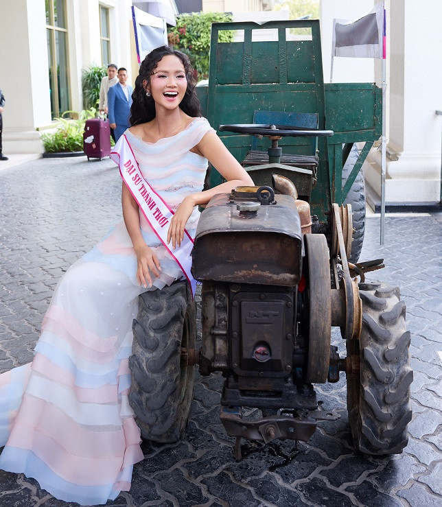 Nàng hậu tiết lộ, cô được ông xã chăm sóc chu đáo. Tuấn Khôi thường dậy sớm nấu đồ ăn sáng cho H’Hen Niê.
